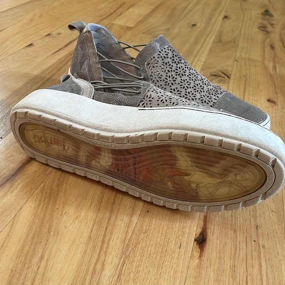 Jambu | Erin Slip-on Floral Perforated Sneakers with Side Cutouts - Picture 4 of 8